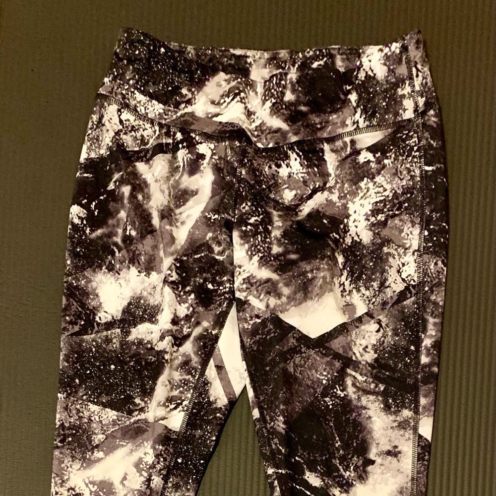 Medium marble design active wear leggings
